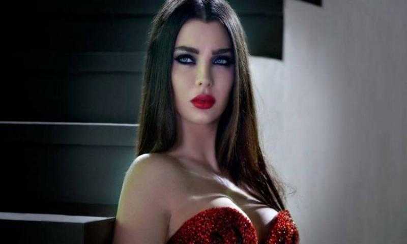 اللبنانية ”قمر” بإطلالة مميزة باللون الأسود فى أحدث ظهور