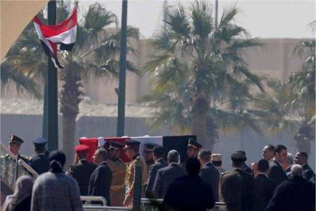 أبرزهم الشريف ونظيف.. رجال الرئيس الأسبق يشاركون في تشييع جثمانه