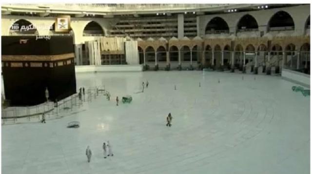 الكعبة خالية من المصلين