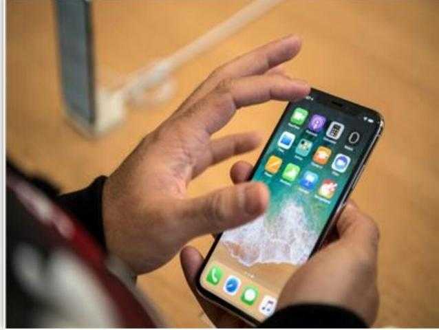 استخدام الهاتف في المرحاض يزيد من فرص الإصابة بـ«كورونا»