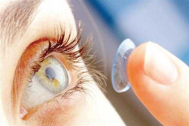احذر.. العدسات اللاصقة قد تصيبك بـ«كورونا»