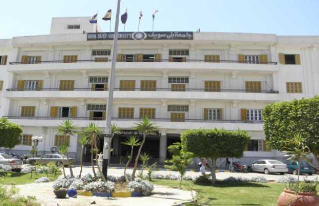 رئيس جامعة بني سويف يهدى مجلس النواب 650 نسخة من الدليل الإرشادي للبرلمان