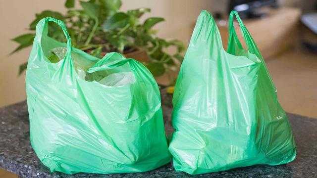 هل ينتقل كورونا عبر أكياس القمامة والبقالة؟