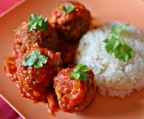 طريقة عمل كفتة بالصلصة في الفرن مع الأرز الأبيض
