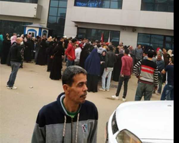 قارئ يشكو تكدس العمالة غير المنتظمة أمام أحد البنوك في المهندسين