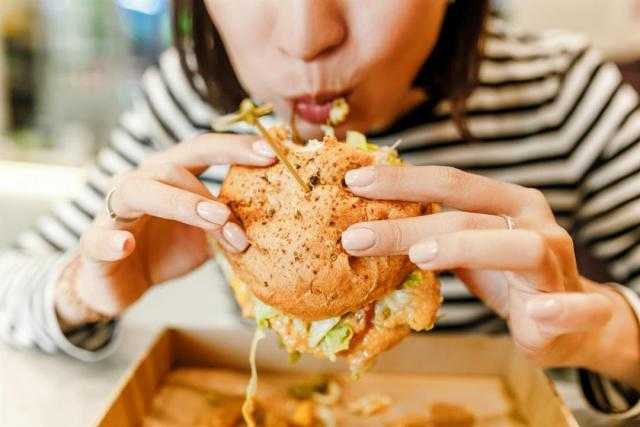 احذر.. هذه العادات والأطعمة تزيد من فرص الإصابة بكورونا