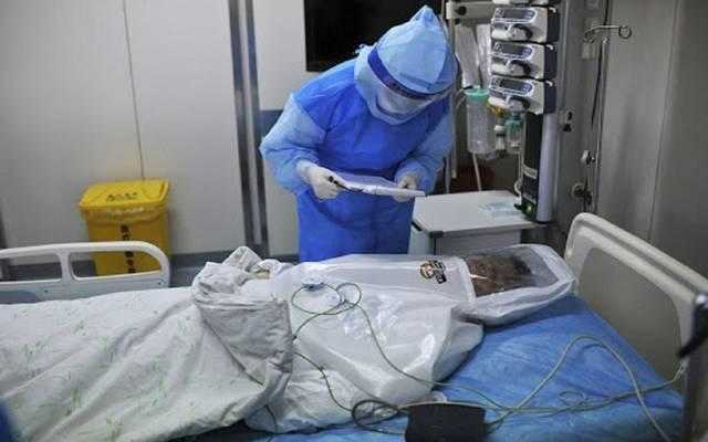 أستاذ طب شرعي يكشف طريقة تكفين المتوفى بفيروس كورونا.. فيديو