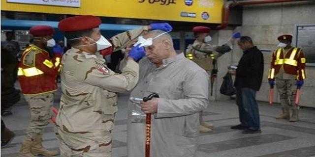 القوات المسلحة توزع كمامات طبية في وسائل النقل.. فيديو
