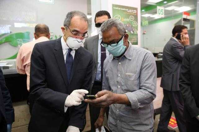 في جولة ميدانية.. وزير الاتصالات يتابع انتظام صرف منحة العمالة غير المنتظمة (صور)