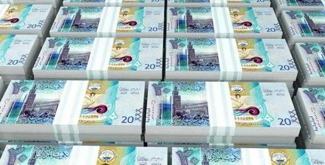 بالفيديو.. عامل بالسكة الحديد يعيد حقيبة بها 15 ألف دينار كويتي