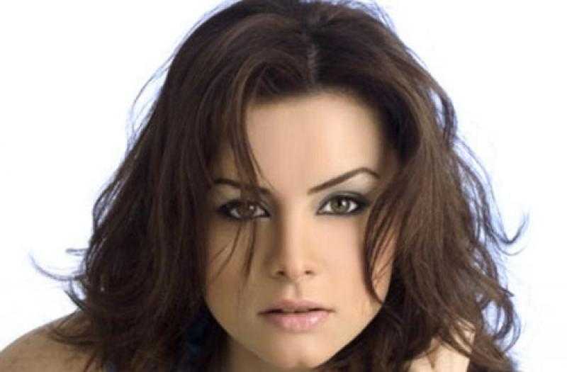 نور اللبنانية تخطف الأنظار بالأسود في ختام القاهرة السينمائي