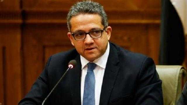 وزير الآثار: إضاءة الأهرامات باللون الأزرق تضامنا مع الأطقم الطبية.. فيديو