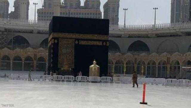 استخدام الكاشف الحرارى لرصد حرارة العاملين بالمسجد الحرام