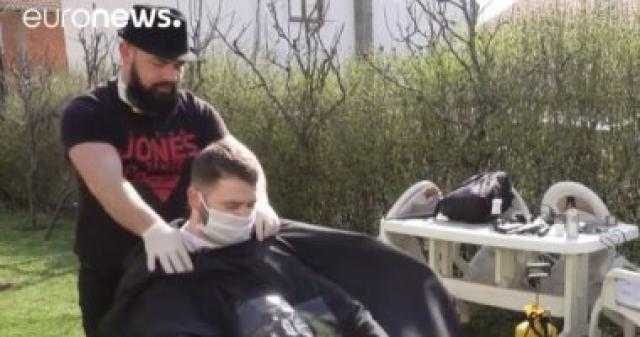 شاهد.. صالون حلاقة في مستشفى بسبب كورونا