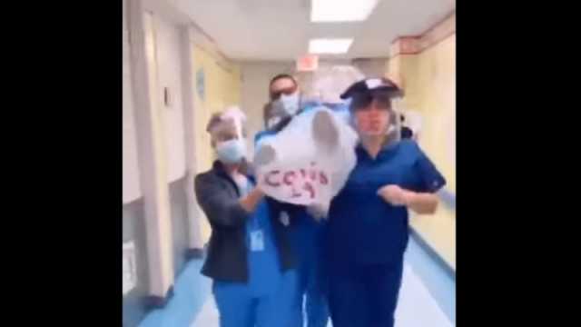 شاهد.. طاقم تمريض في بورتريكو يرقص بجثة متوفى بـ ”كورونا”