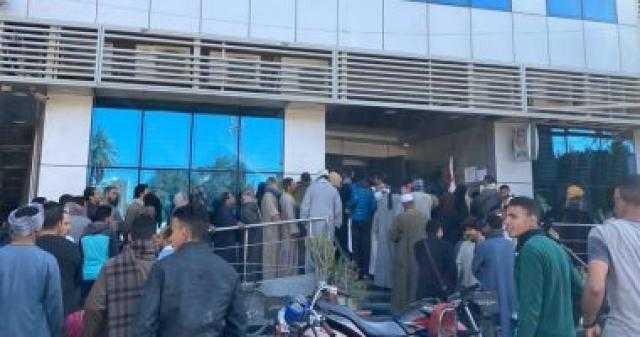 شكوى من الزحام الشديد أمام أحد البنوك فى قنا