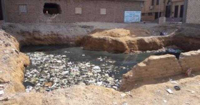 سكان شارع المعهد الدينى بالمحلة الكبرى يشكون من وجود مياه جوفية تهدد منازلهم