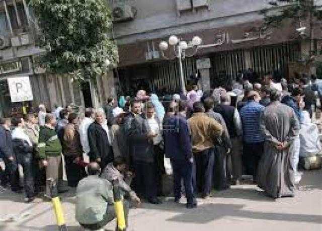سكان مزلقان الوسطاني بكفر الشيخ يشكون من الزحام أمام البنوك