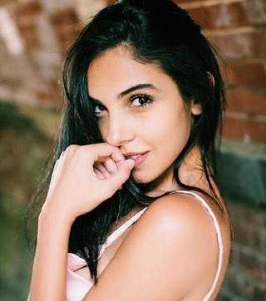 سلمى أبو ضيف تبرز جمالها بالبينك
