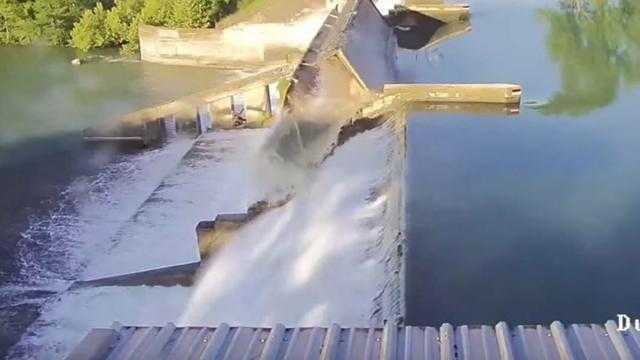 بالفيديو.. انهيار السدود فى أمريكا وغرق المنازل