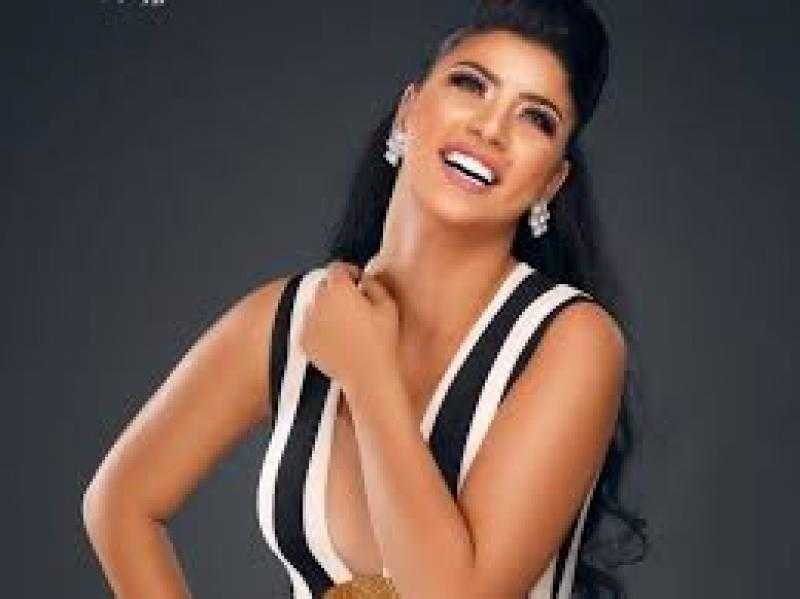 فستان مكشوف .. كارولين عزمي تخطف الأنظار من مهرجان القاهرة السينمائي