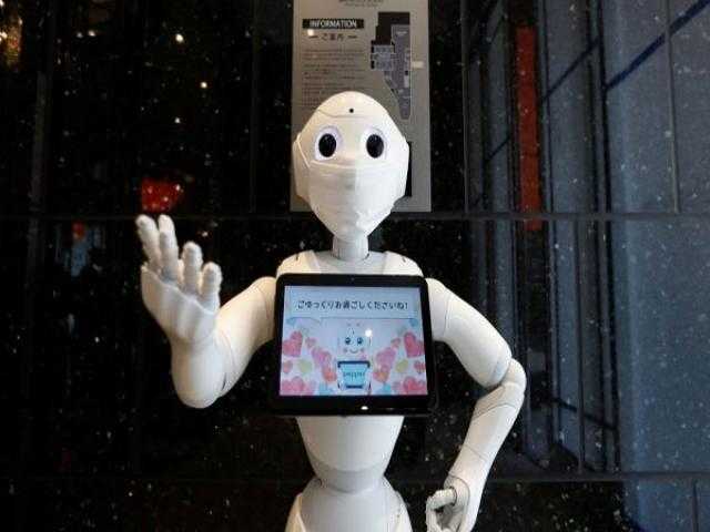 أجهزة روبوت لبيع الكمامات تستقبل المسافرين في مطار زوريخ