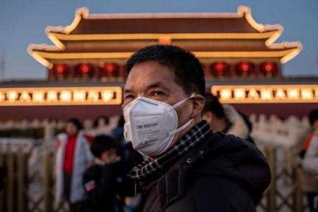 طبيب يحذر من ارتداء الكمامات المزودة بـ فلاتر