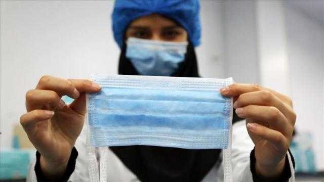 طبيب يوضح الطريقة الصحيحة لارتداء الكمامة