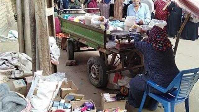 مواطنون يشكون من الزحام بسوق القرشية فى الغربية