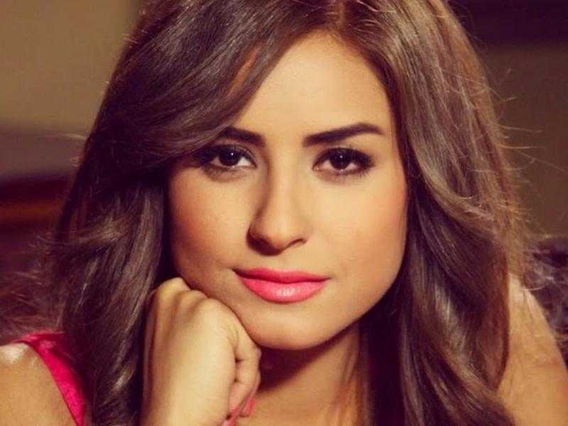 ريهام أيمن تعتمد موضة الخرزة الزرقاء في ليالي رمضان