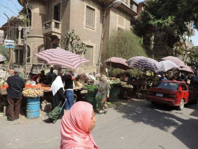 أهالي حلوان يشكون من انتشار الباعة الجائلين