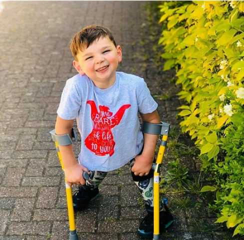 طفل 5 أعوام يطلق حملة لجمع التبرعات لصالح مستشفى للأطفال بعد بتر ساقيه