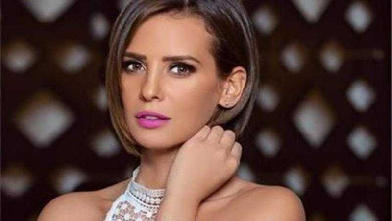 بالأسود المكشوف| إيمان العاصي تستعرض قوامها الممشوق