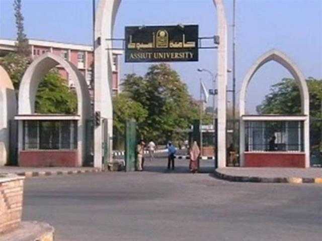 رئيس جامعة أسيوط: لدينا إمكانية لاستقبال كل طالب في غرفة منفصلة لأداء الامتحانات