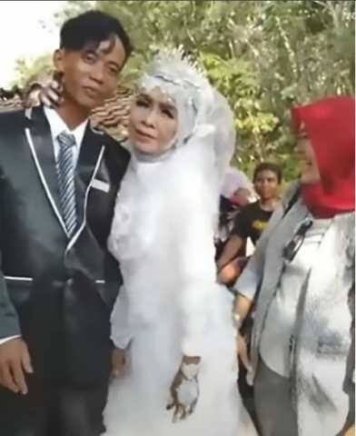 بفارق 41 عاما بينهما.. مسنة تتبنى شابا وتتزوجه بعد فترة
