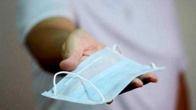 أستاذ الأنف والأذن: غسل الوجه بالماء يزيل أعراض ضيق التنفس عند ارتداء الكمامة.. فيديو