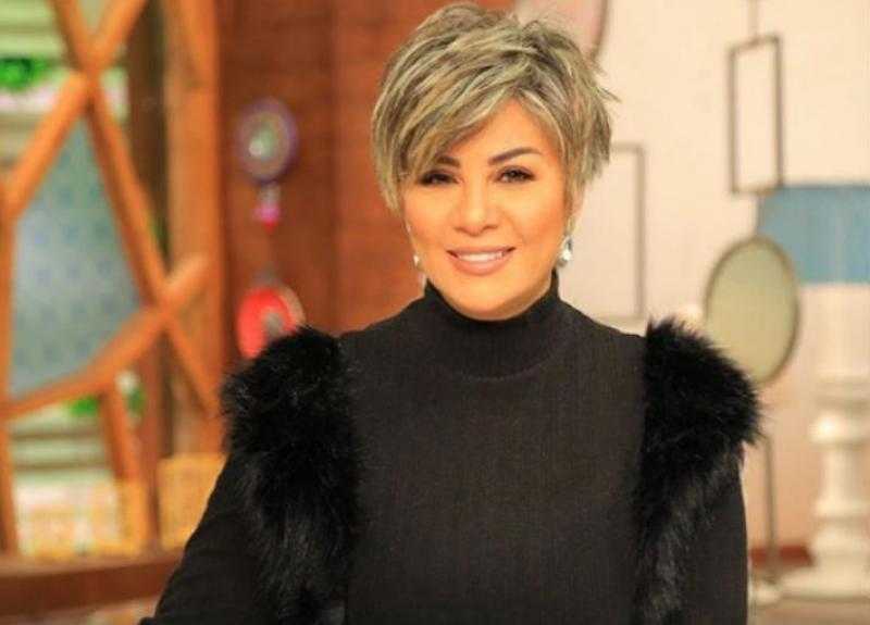 مفيدة شيحة تخطف الأنظار بالأوفر سايز