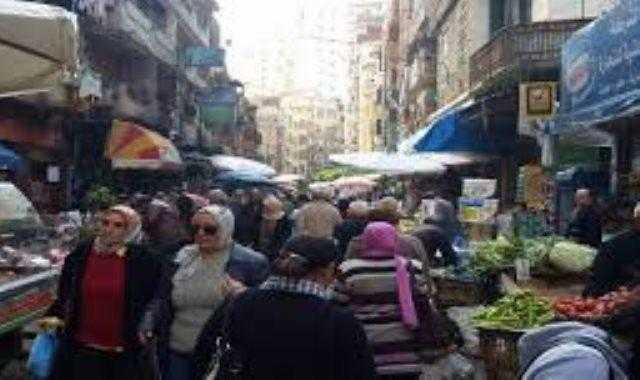 مواطنون يشكون من سوق عشوائى فى مفارق الحى الـ14 بالعاشر من رمضان
