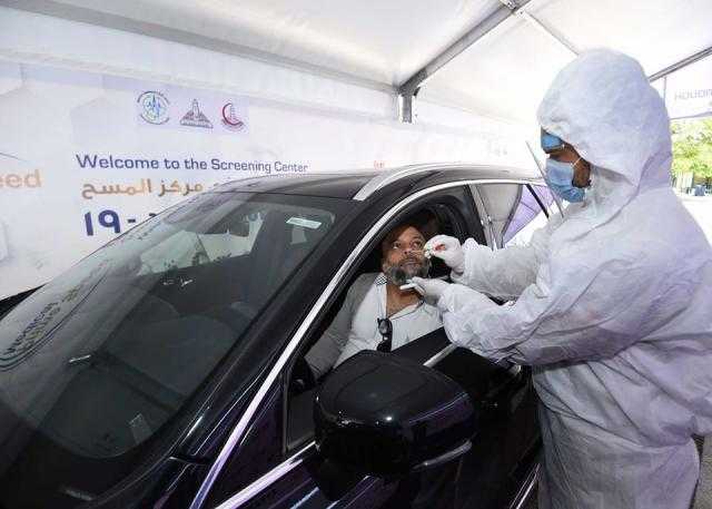تفاصيل خدمة «درايف ثرو» لإجراء تحاليل كورونا داخل السيارة.. فيديو