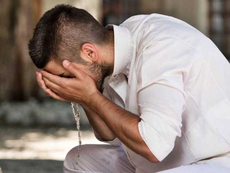 ما حكم المضمضة في الوضوء مع عدم وصول الماء تحت الأسنان المزروعة؟