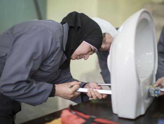 جروب لتعليم السيدات أعمال السباكة والكهرباء فى المنزل
