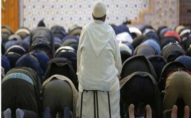 حكم صلاة الفريضة على الكرسى.. الإفتاء: تجوز في حالة واحدة
