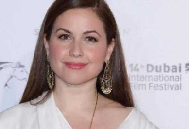 ريا أبي راشد تخطف الأنظار بالأسود والأوف شولدر