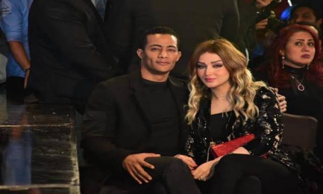 محمد رمضان يغازل زوجته وينشر صورة لهما | فنون | خط أحمر