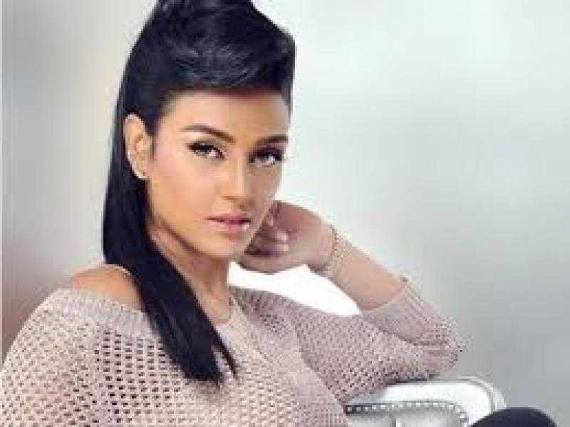 هبة الأباصيري تخطف الأنظار بهاي كول أسود