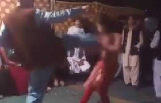 شاب يوجه ركلة عنيفة لفتاة أثناء رقصها في فرح