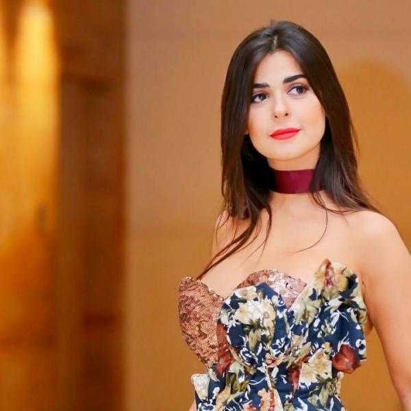 رانيا منصور في إطلالة جديدة على شاطئ البحر