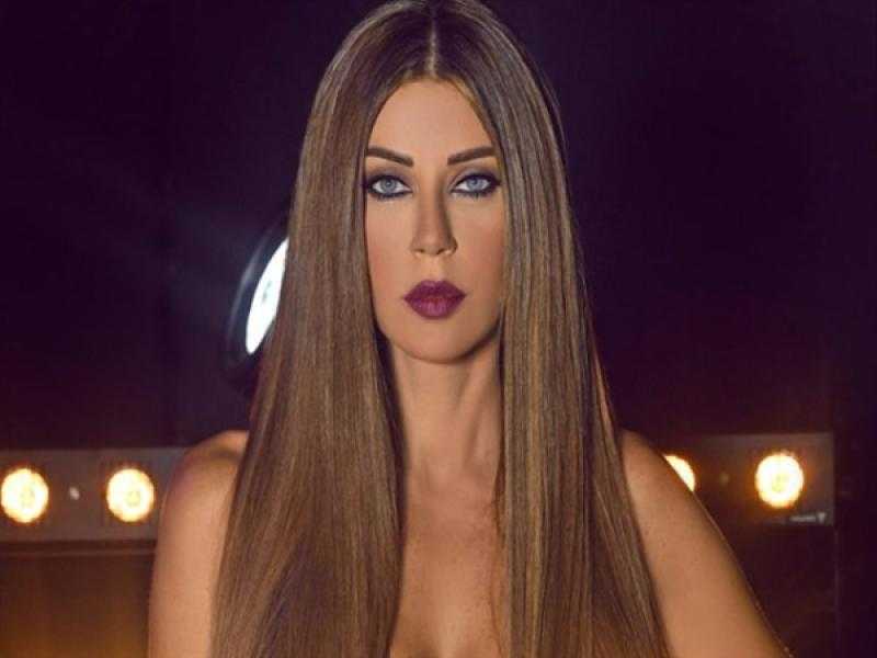كارلا حداد تخطف الأنظار بلون البنفسج