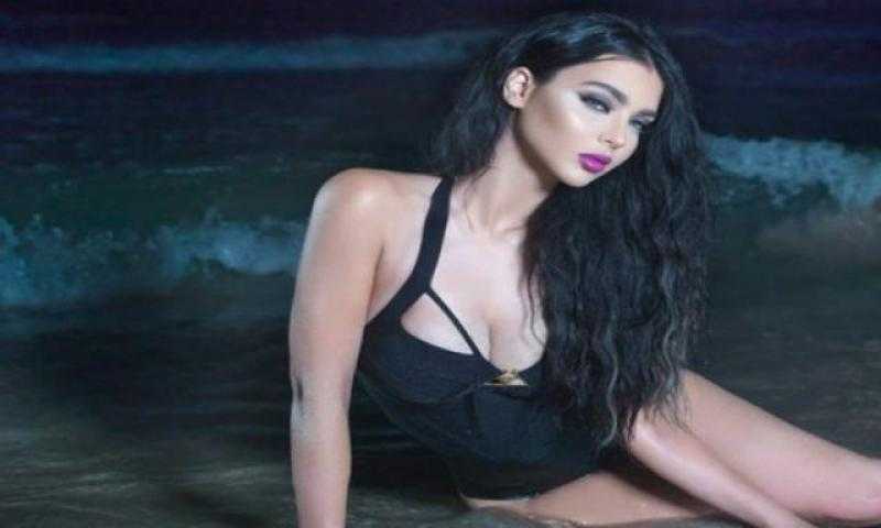قمر اللبنانية تستعرض أنوثتها بإطلالة جذابة.. صور