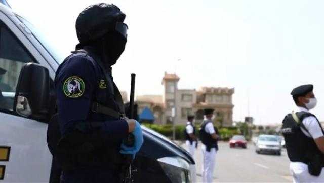 الشرطه توزع الحلوي والأعلام والورود على المواطنين بدمياط
